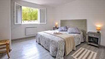 4 bedrooms, iron/ironing board, free WiFi, bed sheets