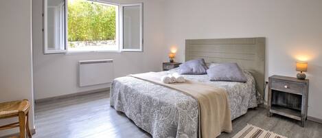 4 bedrooms, iron/ironing board, free WiFi, bed sheets