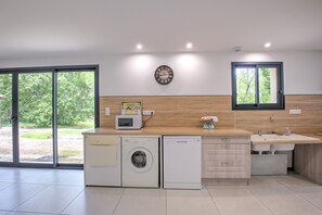 Interior - Cottage 'Les Daims De Gardelac' with Private Pool, Wi-Fi and Air Conditioning (Saint-Remy)