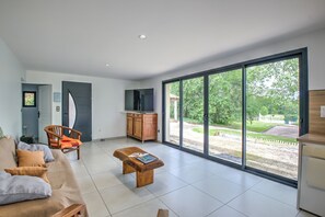 TV, table tennis - Cottage 'Les Daims De Gardelac' with Private Pool, Wi-Fi and Air Conditioning (Saint-Remy)