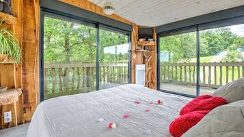 1 bedroom, bed sheets