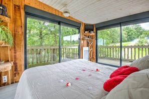 1 bedroom, bed sheets - Cottage 'La Cabane De Gardelac' with Private Terrace, Private Garden and Balcony (Saint-Remy)