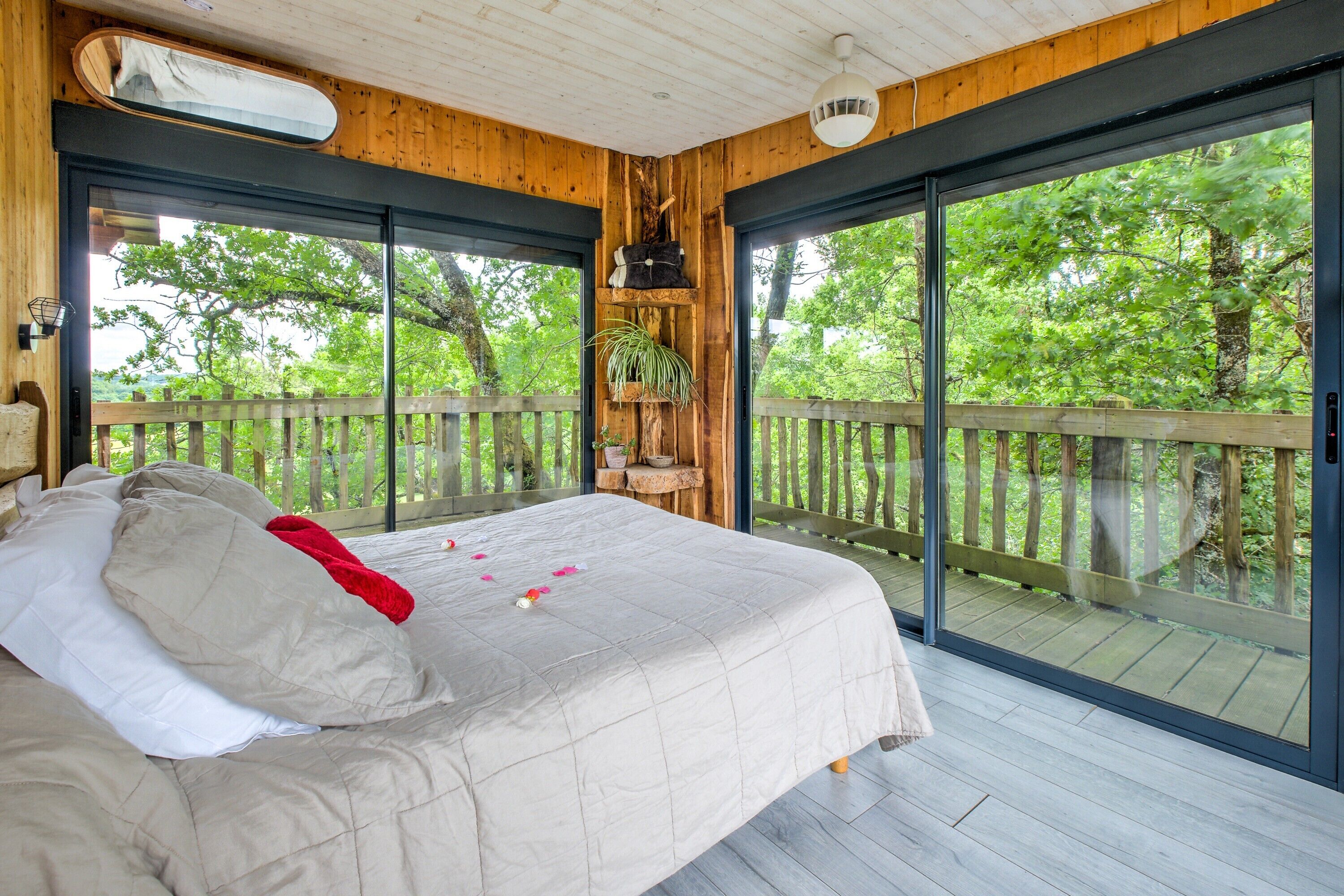 1 bedroom, bed sheets