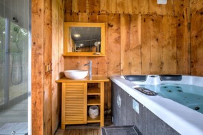 Shower, hair dryer, towels - Cottage 'La Cabane De Gardelac' with Private Terrace, Private Garden and Balcony (Saint-Remy)