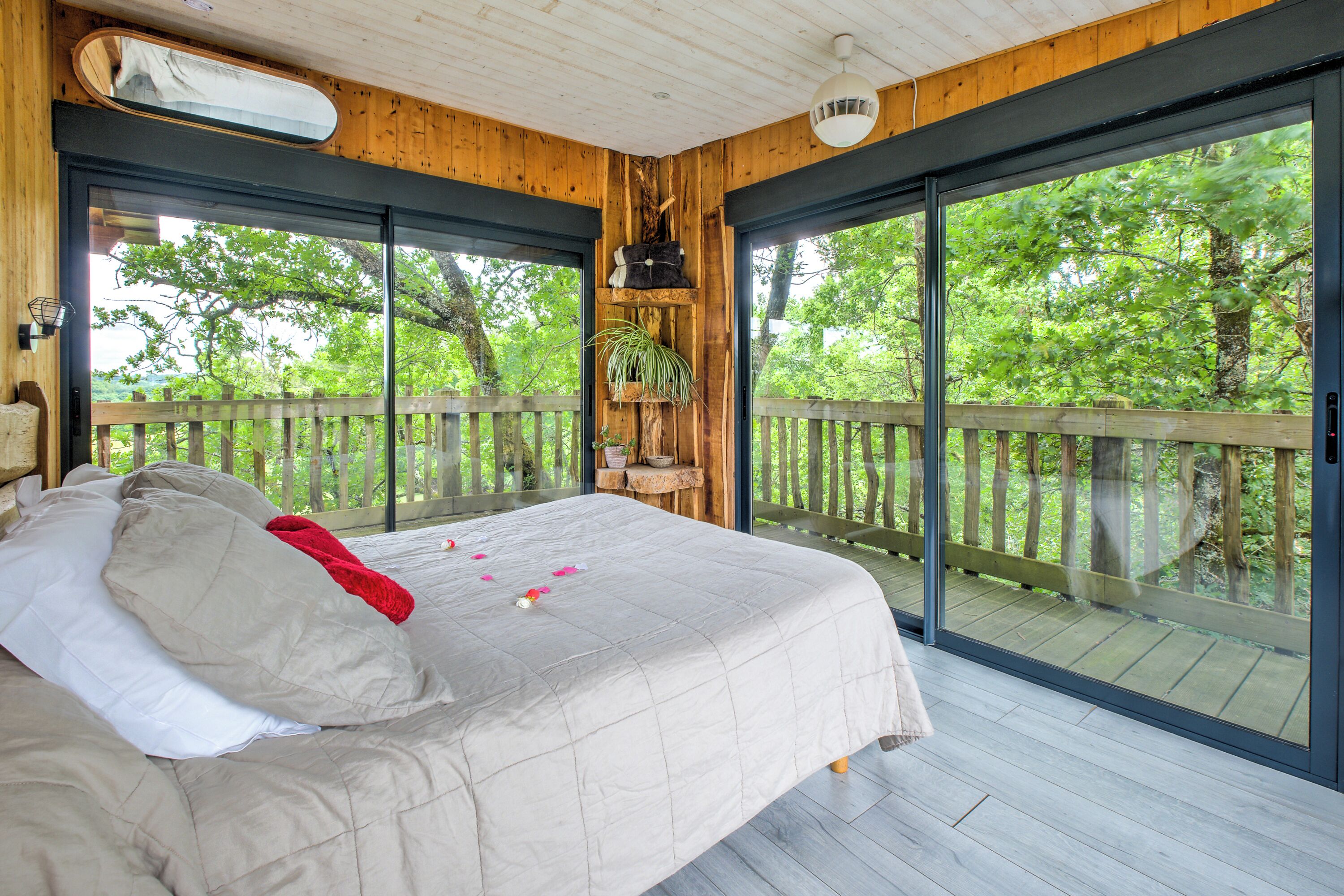 1 dormitori i roba de llit 