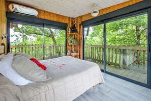 1 bedroom, bed sheets - Cottage 'La Cabane De Gardelac' with Private Terrace, Private Garden and Balcony (Saint-Remy)