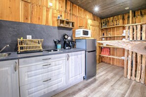 Fridge, microwave, stovetop, coffee/tea maker - Cottage 'La Cabane De Gardelac' with Private Terrace, Private Garden and Balcony (Saint-Remy)