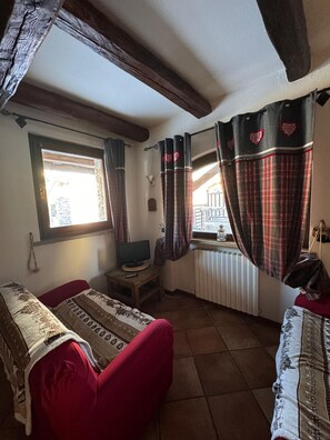 TV - Apartment 'Baita Plagnol Sestriere Ski Slopes' with Mountain View, Balcony and Wi-Fi (Sestriere)