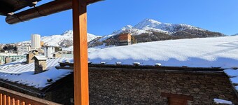 Casa de vacaciones 'Baita Plagnol Sestriere Ski Slopes' con vistas a la montaña y balcón