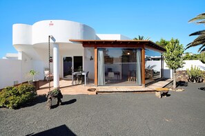 Outdoor dining - Vacation Villa 'La Rinconera' with Private Terrace, Private Garden and Wi-Fi (Playa Blanca)