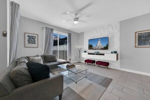 Smart TV - Modern 4BR Townhome with Private Pool for 10 (Kissimmee)