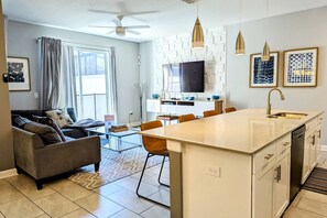 Smart TV - Modern 4BR Townhome with Private Pool – Sleeps 10 (Kissimmee)