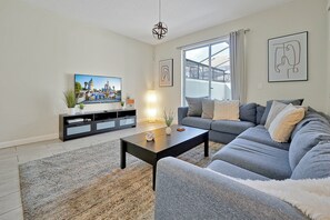 Smart TV - Modern 4BR Townhome with Private Pool – Sleeps 11 (Kissimmee)