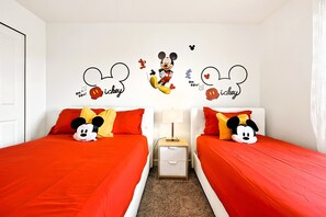 4 habitaciones, tabla de planchar con plancha y cuna de viaje 