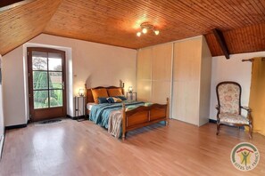 4 habitaciones, escritorio, tabla de planchar con plancha y wifi gratis 