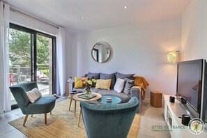 Fernseher, DVD-Player, Tischfußball, Tischtennisplatte