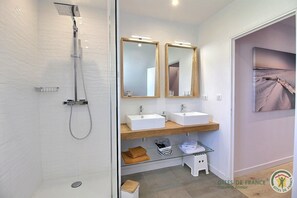 Dusche, Haartrockner, Handtücher