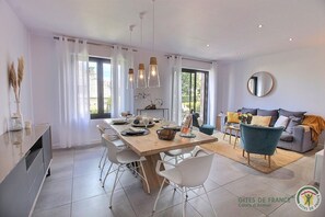 Fernseher, DVD-Player, Tischfußball, Tischtennisplatte