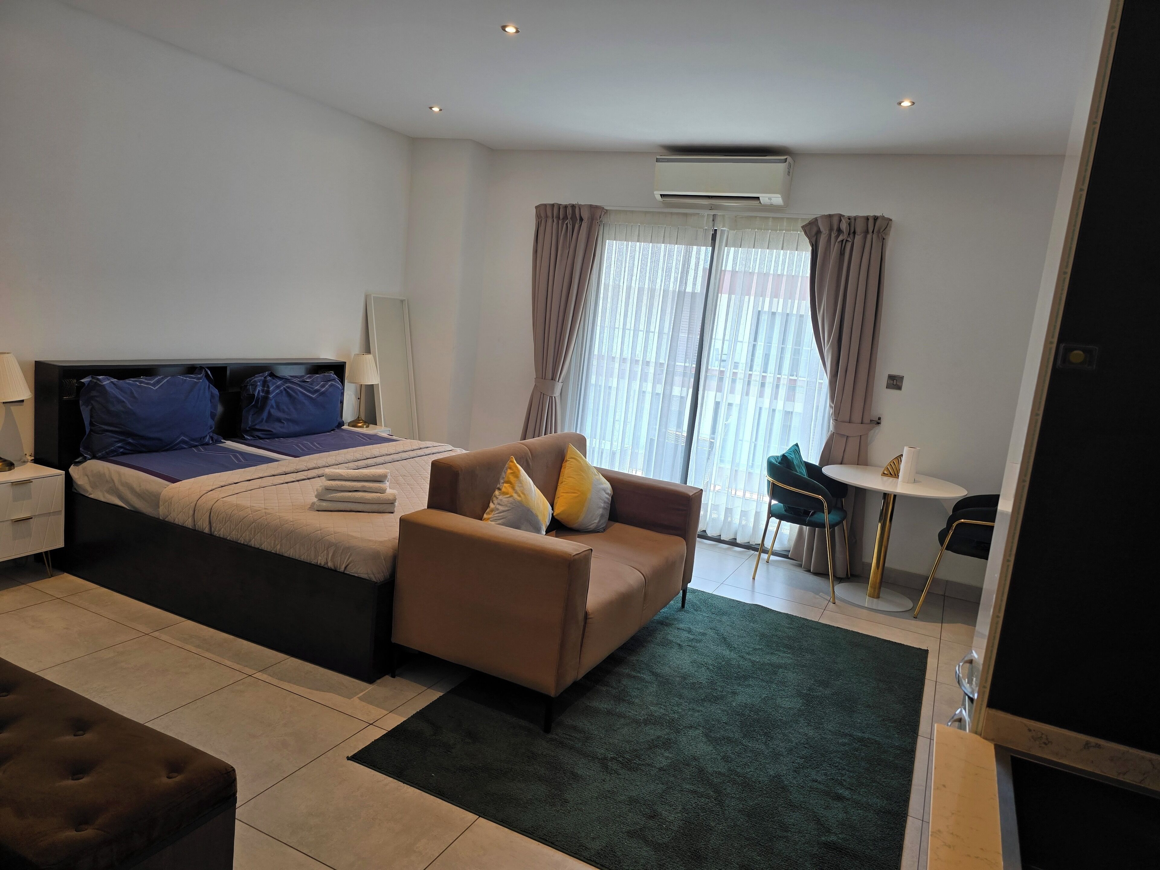 Premium appartement | Een laptopwerkplek, geluiddichte muren, een strijkplank/strijkijzer