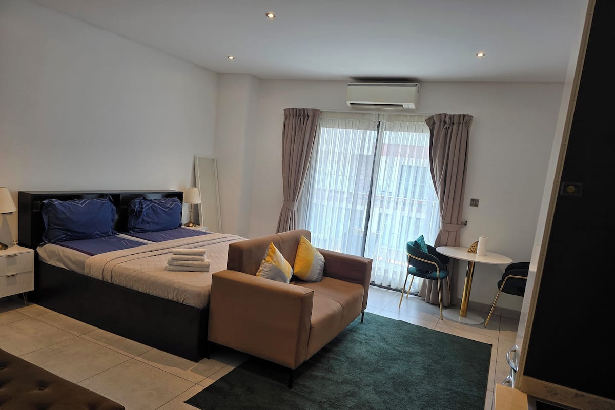 Premium appartement | Een laptopwerkplek, geluiddichte muren, een strijkplank/strijkijzer