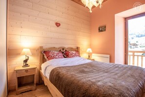 3 habitaciones, tabla de planchar con plancha y cuna de viaje 