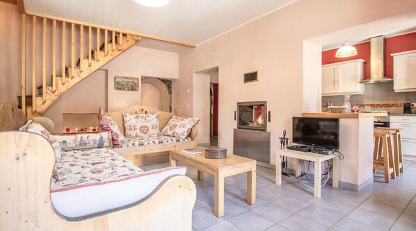 TV, fireplace, DVD player