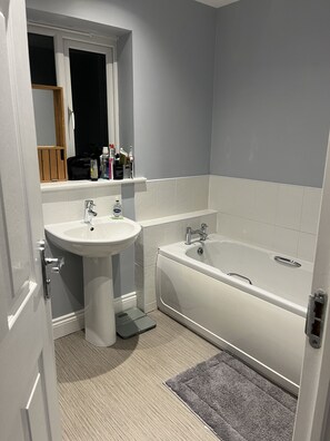 Douche, sèche-cheveux, savon, shampoing