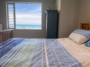 4 bedrooms, free WiFi, bed sheets - Ultimate Beachfront - Family Friendly with games room and multiple decks (Waimarama)