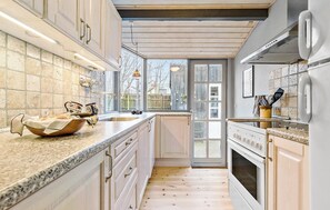 Fridge, stovetop, dishwasher, coffee/tea maker - 4 bedroom nice home in Ebeltoft (Ebeltoft)