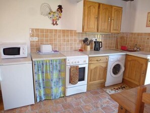 Kjøleskap, mikrobølgeovn, ovn og kaffetrakter/tekoker