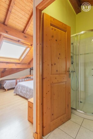4 bedrooms, iron/ironing board, travel cot, free WiFi