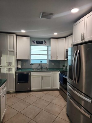 Frigorífico, microondas, horno y placa de cocina