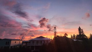 A residential area with houses and trees during sunset. - Christmas in the FL Keys!!! Stunning sunsets, beaches 10 min away, Fishing!!! (Big Pine Key)