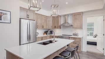 Réfrigérateur, micro-ondes, four, plaque de cuisson