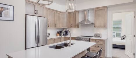 Geladeira, micro-ondas, fogão, cooktop