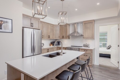 Modern 3 bedroom in Happy Valley; perfect for families!