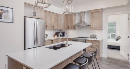 Modern 3 bedroom in Happy Valley; perfect for families!