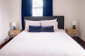 4 habitaciones, escritorio y tabla de planchar con plancha 