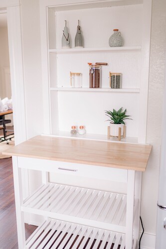 The 1905 - Spacious Downtown Farmhouse - 4bd/2ba