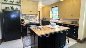 Coffee/tea maker, fridge, microwave, oven - Large & spacious: 12 guests & walkable to Main St! (Walla Walla)