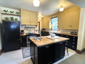 Fridge, microwave, oven, stovetop - Large & spacious: 12 guests; walkable to Main St! (Walla Walla)