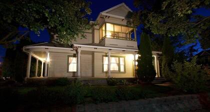 Sleeps up to 12 guests & walkable to Main Street!