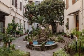 Property grounds - Apartment located on the second floor, of six in total, of a building with a lift (NOT suitable for disabled people).In 50 m2 of space it accommodates two people.In the San Lorenzo area, the apartment is located about 15 minutes walk from Termini Station (Roma)