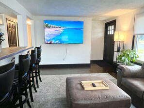 Smart TV, video games, table football - Hot Tub & Cloud Ceiling House (Montville)