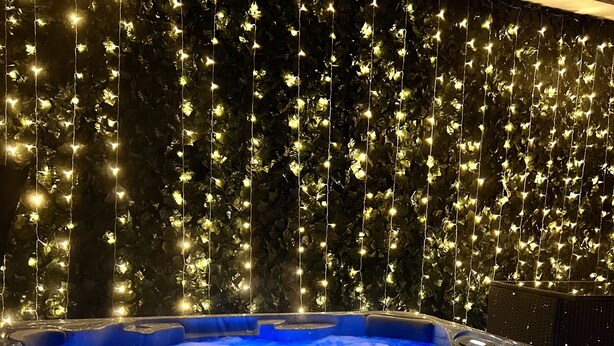 Outdoor spa tub - Hot Tub & Cloud Ceiling House (Montville)