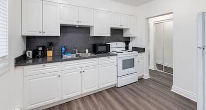 *Spacious* 1 BED APT DT Calgary!