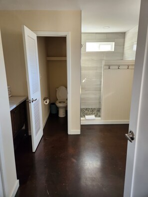 Chuveiro, secador de cabelo, toalhas de banho, sabonete