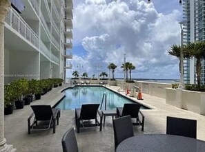 Pool - Experience Downtown Miami near Brickell City Centre (Miami)