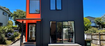 Charming, modern beach-side  property, 100steps from the beach in Raumati Beach