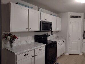 Kylskåp, mikrovågsugn, ugn och spishäll